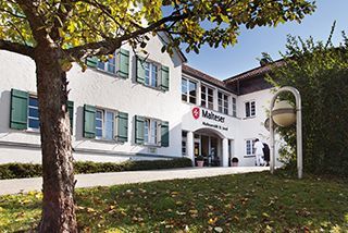 Die Außenansicht des Malteserstifts St. Josef in Starnberg-Percha Pflegeeinrichtung in Süd-Deutschland - Malteserstift St. Josef in Starnberg-Percha