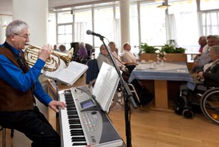 Konzert mit Trompete und Keyboard für die Bewohner